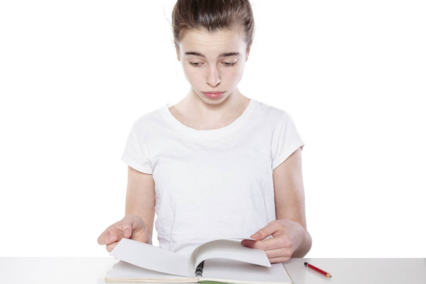 dospívající dívka je ohromen její domácí úkoly - Fotografie, Obrázek