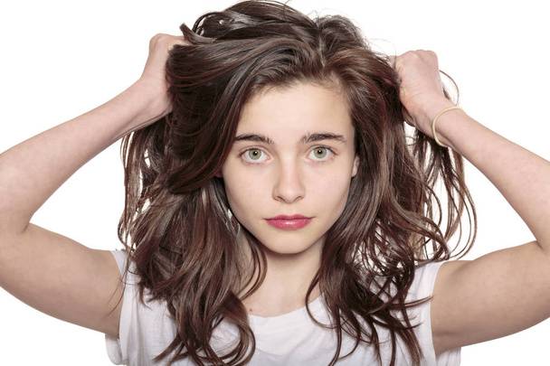 retrato de uma adolescente que está puxando o cabelo para fora
 - Foto, Imagem