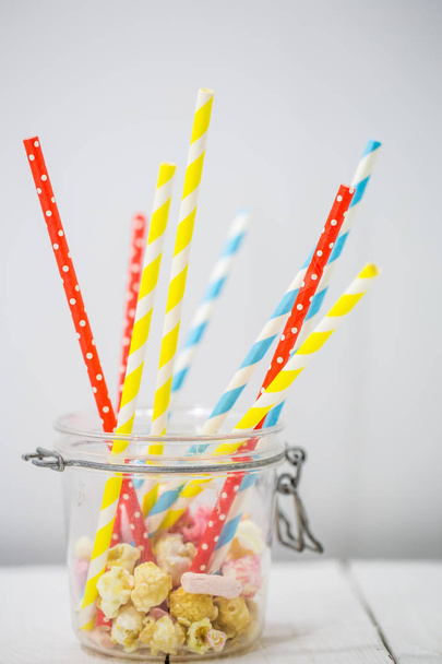 кольорові соломинки для напоїв
 - Фото, зображення