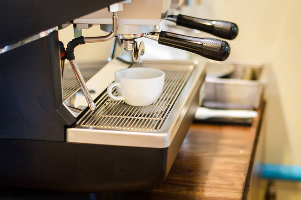kahve makinesi tarafından kullanılan portafilter kurcalamak - Fotoğraf, Görsel