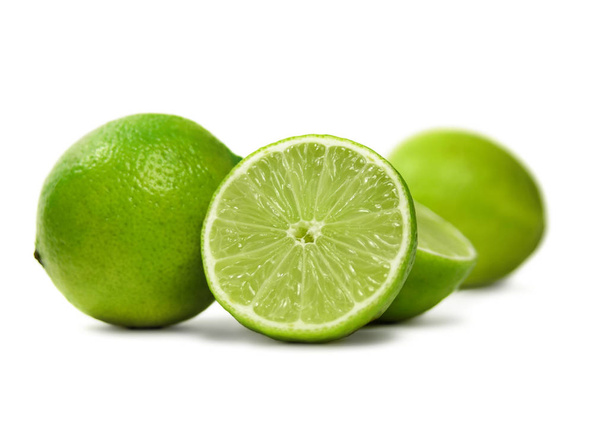 Limes fraîches, isolées sur blanc
 - Photo, image