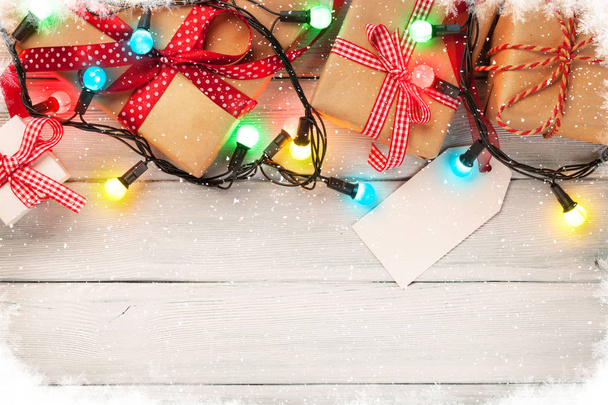 Noel ışıkları ve hediye kutuları arka plan - Fotoğraf, Görsel