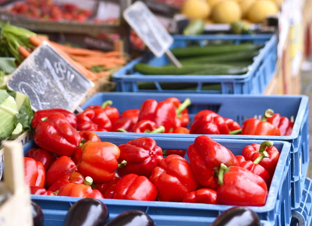 Hedelmämarkkinat eri hedelmiä ja vihanneksia
 - Valokuva, kuva