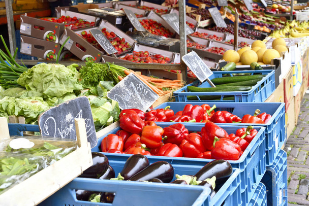 Фруктовый рынок с различными фруктами и овощами
 - Фото, изображение