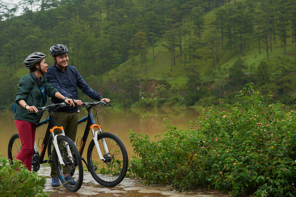Ormanda bisiklete binen çift - Fotoğraf, Görsel