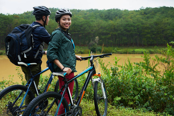 Para korzystających rowerowych w lesie - Zdjęcie, obraz