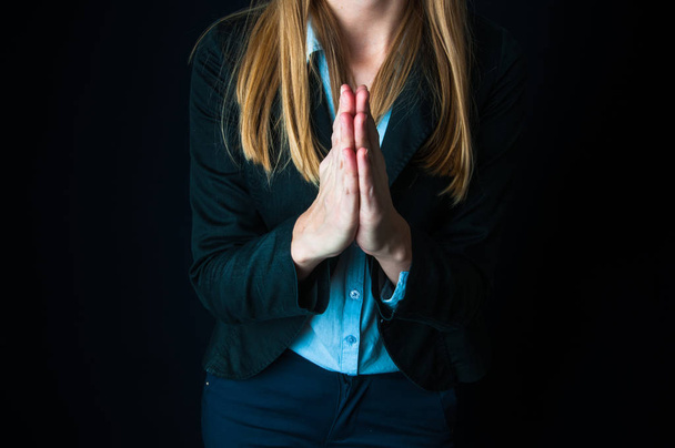 Büroangestellte / Geschäftsfrau beten für den Erfolg - Foto, Bild