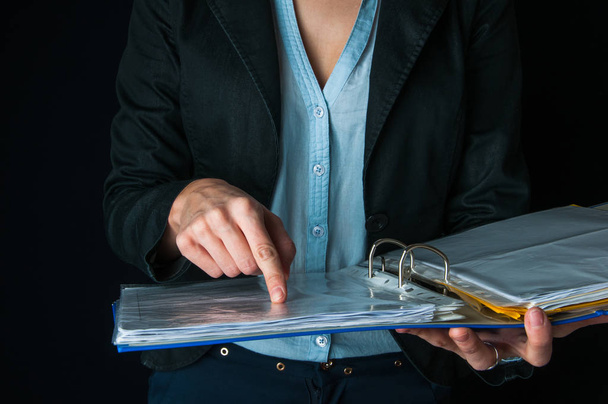 Empresária mostrando notas em documentos
 - Foto, Imagem