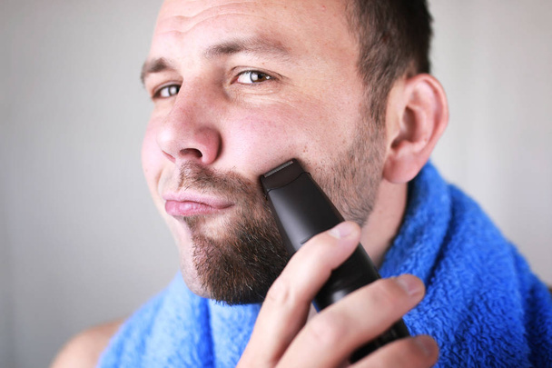 Szakállas férfi borotválkozási - Fotó, kép