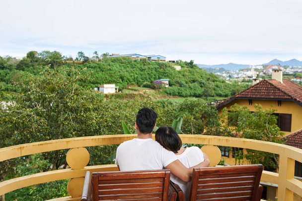 coppia seduta sul balcone
 - Foto, immagini