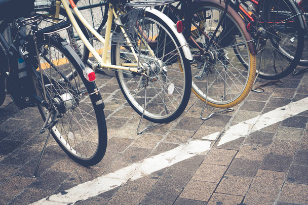 Aparcamiento bicicletas en la gran ciudad. Luz natural, enfoque selectivo
 - Foto, Imagen