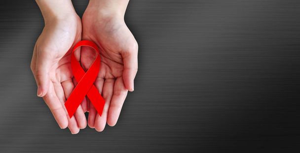 Kırmızı kurdele eller için dünya üzerinde gün AIDS - Fotoğraf, Görsel
