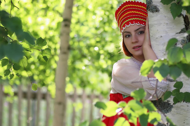 Esclavo vestido tradicional escondido detrás de los árboles
 - Foto, Imagen