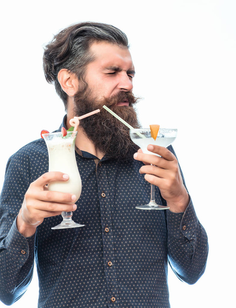 bearded man with nonalcoholic cocktails - Фото, изображение