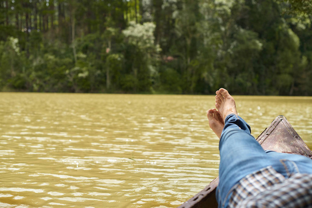 Hombre relajante acostado en barco
  - Foto, Imagen