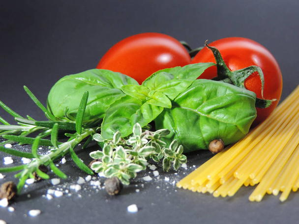 Ingredientes de cozinha para espaguete bolonhesa
 - Foto, Imagem
