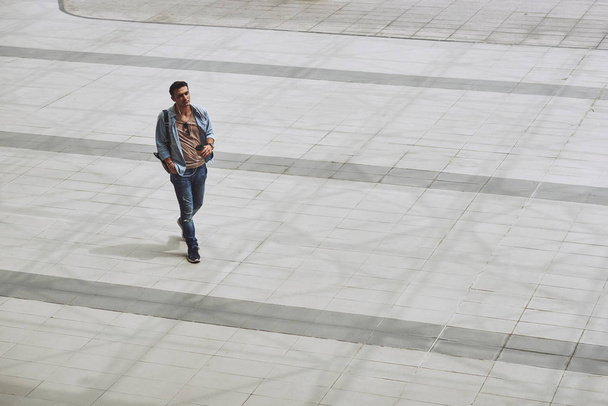 Hombre elegante caminando al aire libre
 - Foto, Imagen
