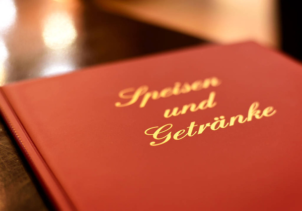 Elegante tarjeta de menú rojo, idioma alemán
 - Foto, imagen