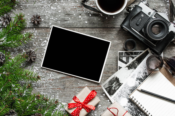 Вінтажна фотокамера на різдвяному дерев'яному фоні з порожньою фоторамкою
 - Фото, зображення