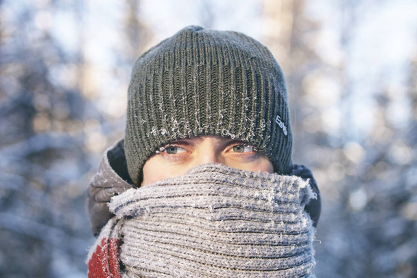 Porträt eines jungen Mannes in einen Schal gehüllt. Kälte - Foto, Bild