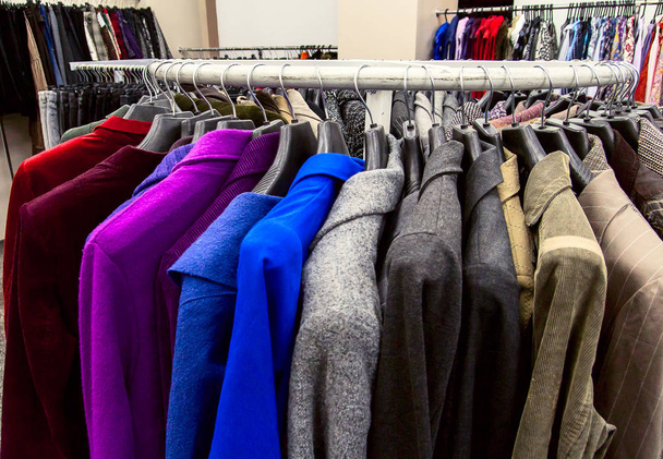 Kleiderreihen. Kleidung auf einem Kleiderbügel im Geschäft - Foto, Bild