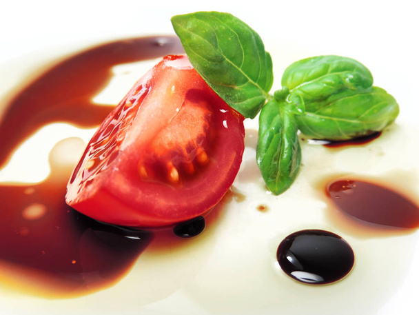 čerstvé rajčatový salát s balsamikovým octem - Fotografie, Obrázek