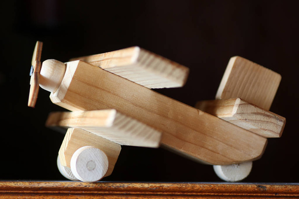 деревянный игрушечный самолет на столе
 - Фото, изображение