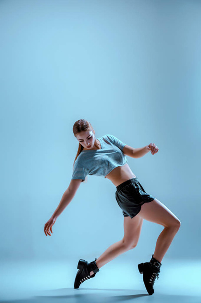 Attractive girl dancing twerk in the studio - Valokuva, kuva