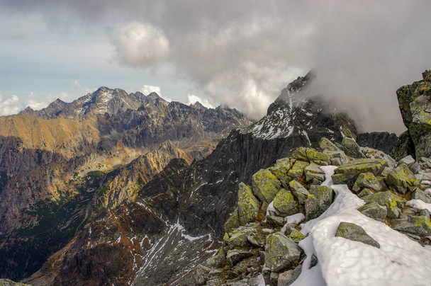 Increíble vista otoñal de las montañas. Alto Tatras. Países Bajos
 - Foto, Imagen