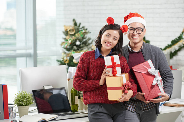 pareja de negocios con regalos de Navidad
 - Foto, Imagen