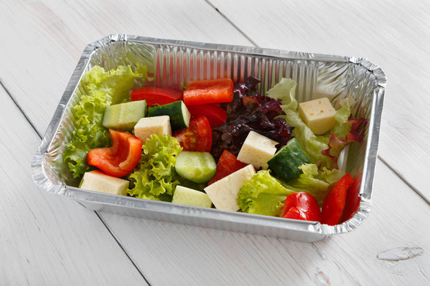 Terveellistä ruokaa laatikoissa, ruokavalio käsite. Kreikkalainen salaatti
 - Valokuva, kuva