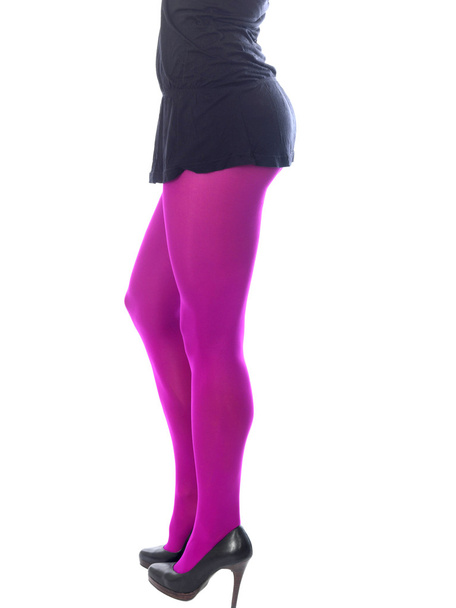 női lábak visel szexi mini szoknya rózsaszín harisnya - Fotó, kép