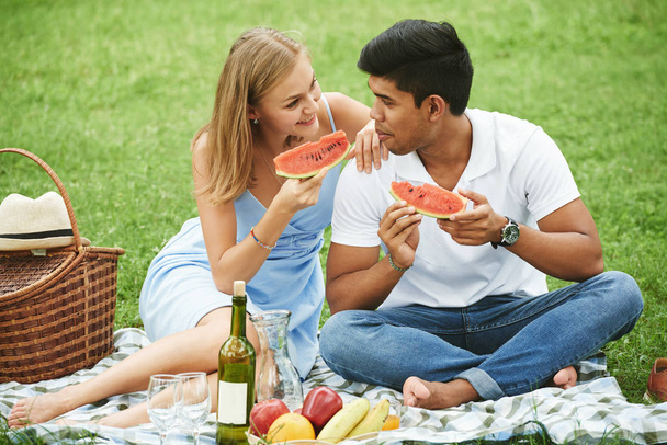 mooi jong paar having picknick - Foto, afbeelding