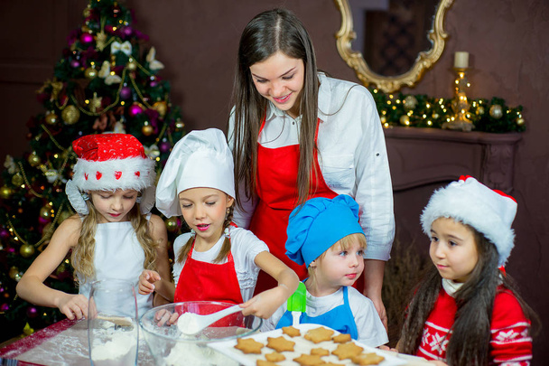 children baking christmas cookies - Foto, Bild