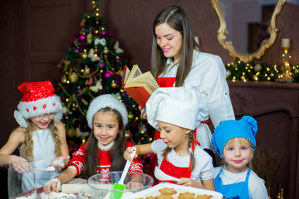 children baking christmas cookies - Foto, imagen