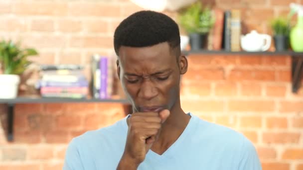 Köhögés, köhögés beteg fekete fiatalember - Felvétel, videó