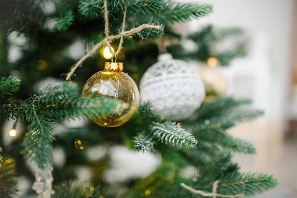 Beyaz ve altın oyuncak topları ile süslenen güzel Noel ağacı - Fotoğraf, Görsel