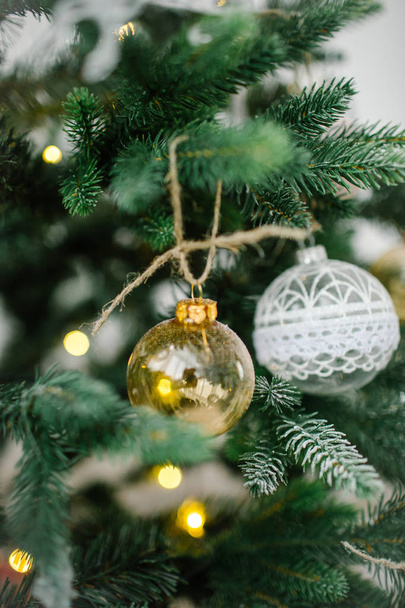Beautiful christmas tree decorated with white and gold toy balls - Foto, Bild
