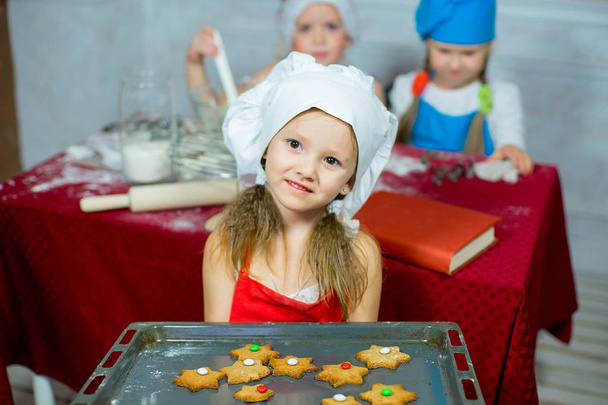 children baking christmas cookies - Φωτογραφία, εικόνα