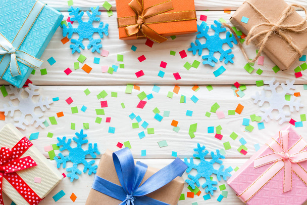 cajas de regalo sobre fondo con confeti y espacio para texto
 - Foto, imagen
