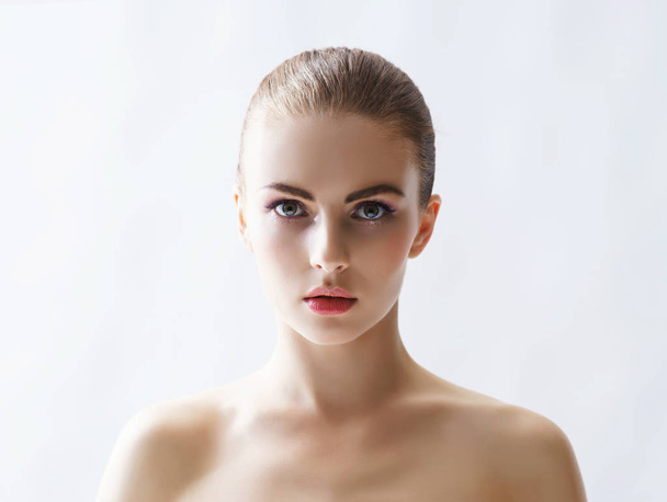 portrait of young and beautiful woman - Foto, afbeelding