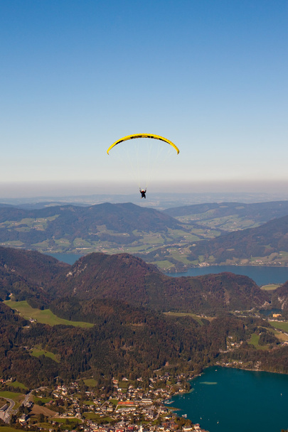 parapente sobre lago e montanhas em Alpes austríacos
 - Foto, Imagem