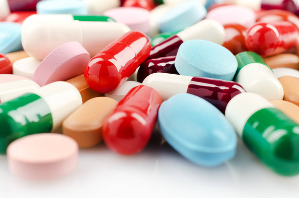 Veelkleurige pillen en capsules - Foto, afbeelding