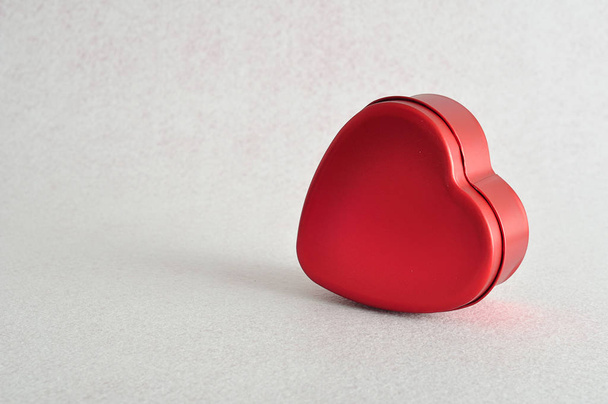 Den svatého Valentýna. Červené srdce tvar cín - Fotografie, Obrázek
