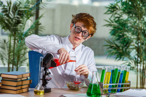 Joven químico loco trabajando en el laboratorio
 - Foto, Imagen