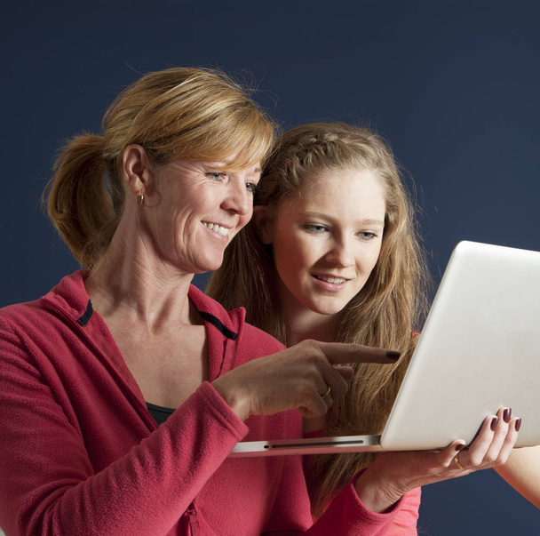 Donna e un adolescente utilizzando un computer portatile
 - Foto, immagini