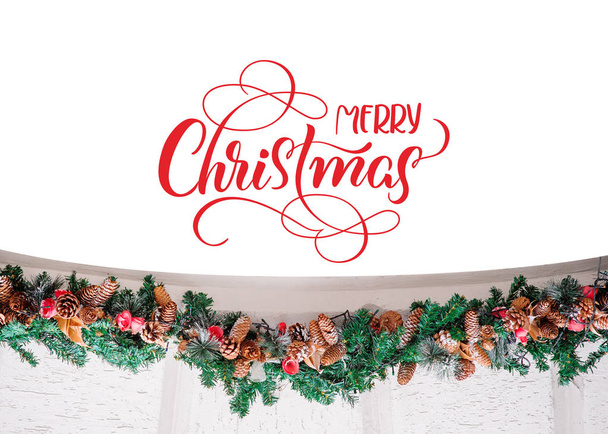decoración de ramas de abeto con brotes y texto Feliz Navidad. Letras de caligrafía
 - Foto, imagen