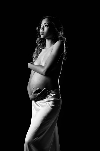 Retrato de bela mulher afro-americana grávida olhando para cima
 - Foto, Imagem