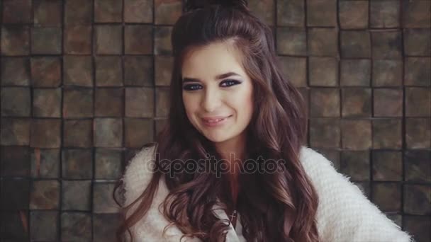 Young pretty woman brunette looking to the camera and laughing - Záběry, video