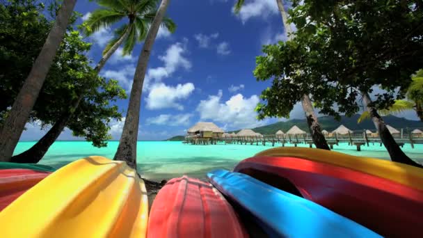 Barche in kayak in laguna acquamarina
 - Filmati, video